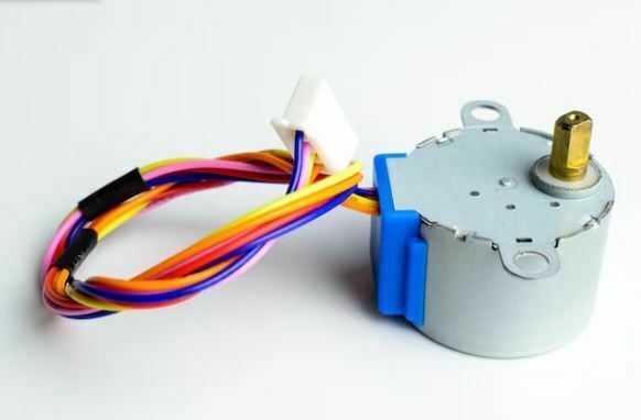 Qué es un motor paso a paso, cómo funciona y sus aplicaciones