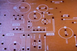 El misterio de los circuitos RC: cargas y descargas de condensadores